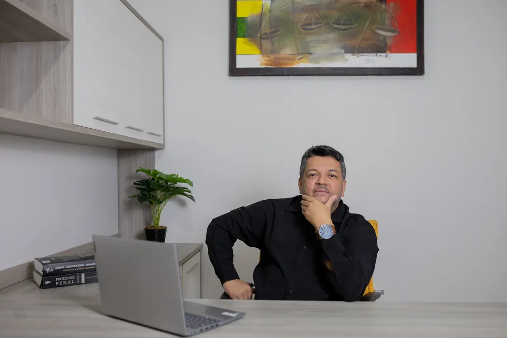Doutor Jocinei Costa em sua mesa de trabalho no escritório em Sorriso-MT