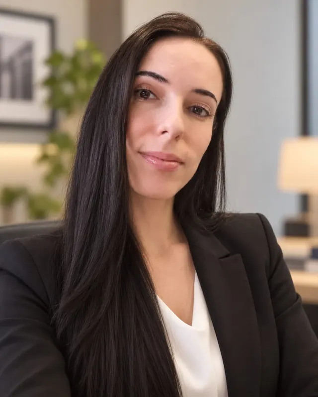 Doutora Maiara Madalena Schmidt, advogada parceira do escritório, de blazer preto
